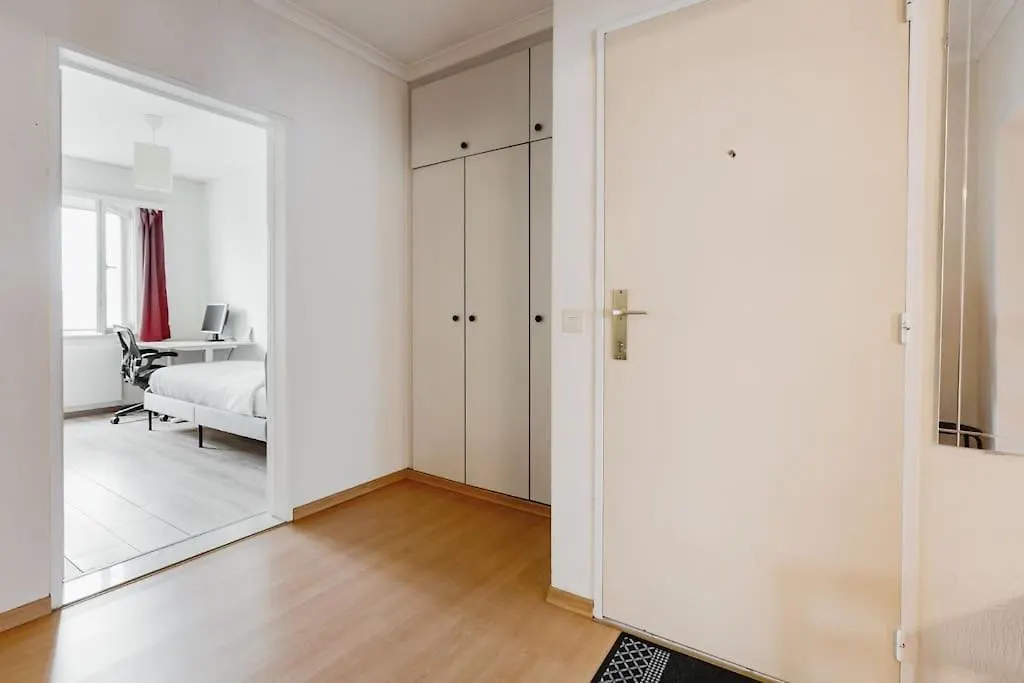 Digital Nomad Station: Work-Ready Room Near Transit Antwerp