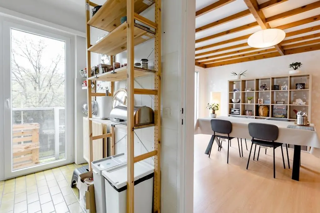 Homestay Digital Nomad Station: Work-Ready Room Near Transit Antwerp