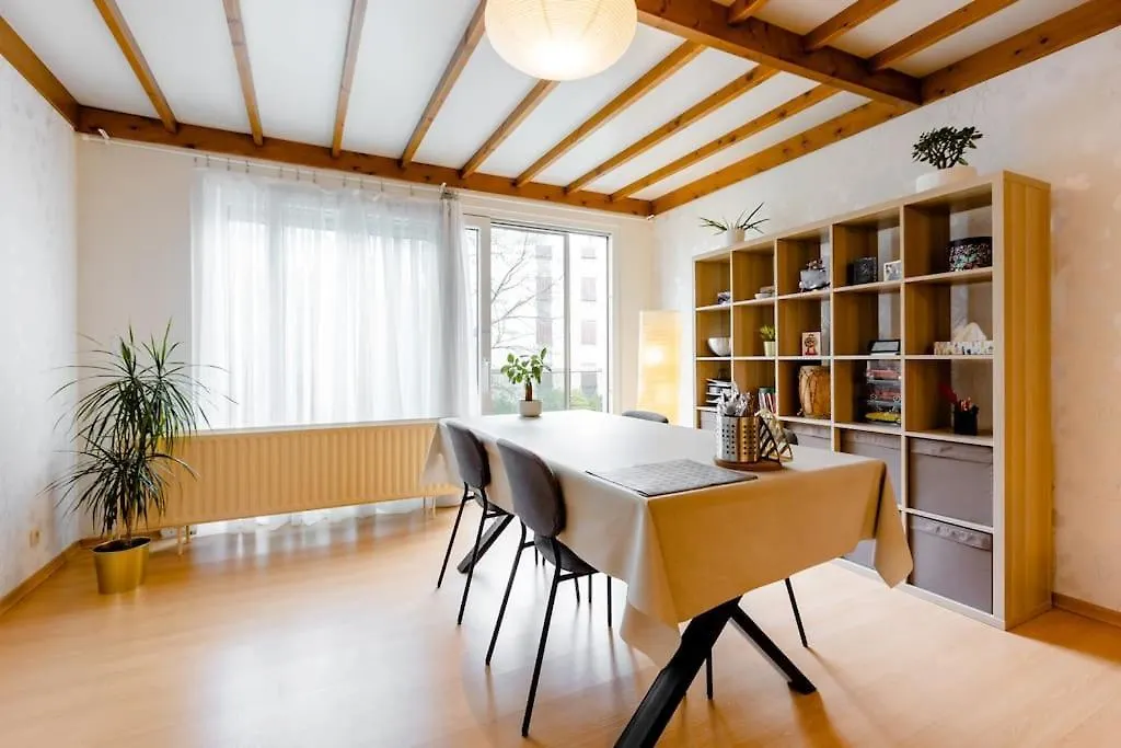 Digital Nomad Station: Work-Ready Room Near Transit Antwerp Homestay