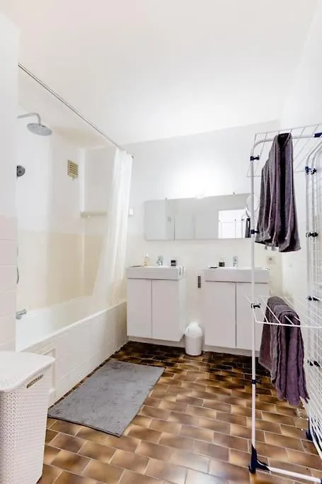 Homestay Digital Nomad Station: Work-Ready Room Near Transit Antwerp